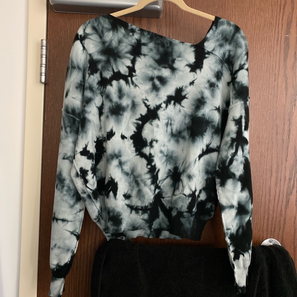 Evereve Black and White Tie-Dye Off-the-Shoulder Sweater